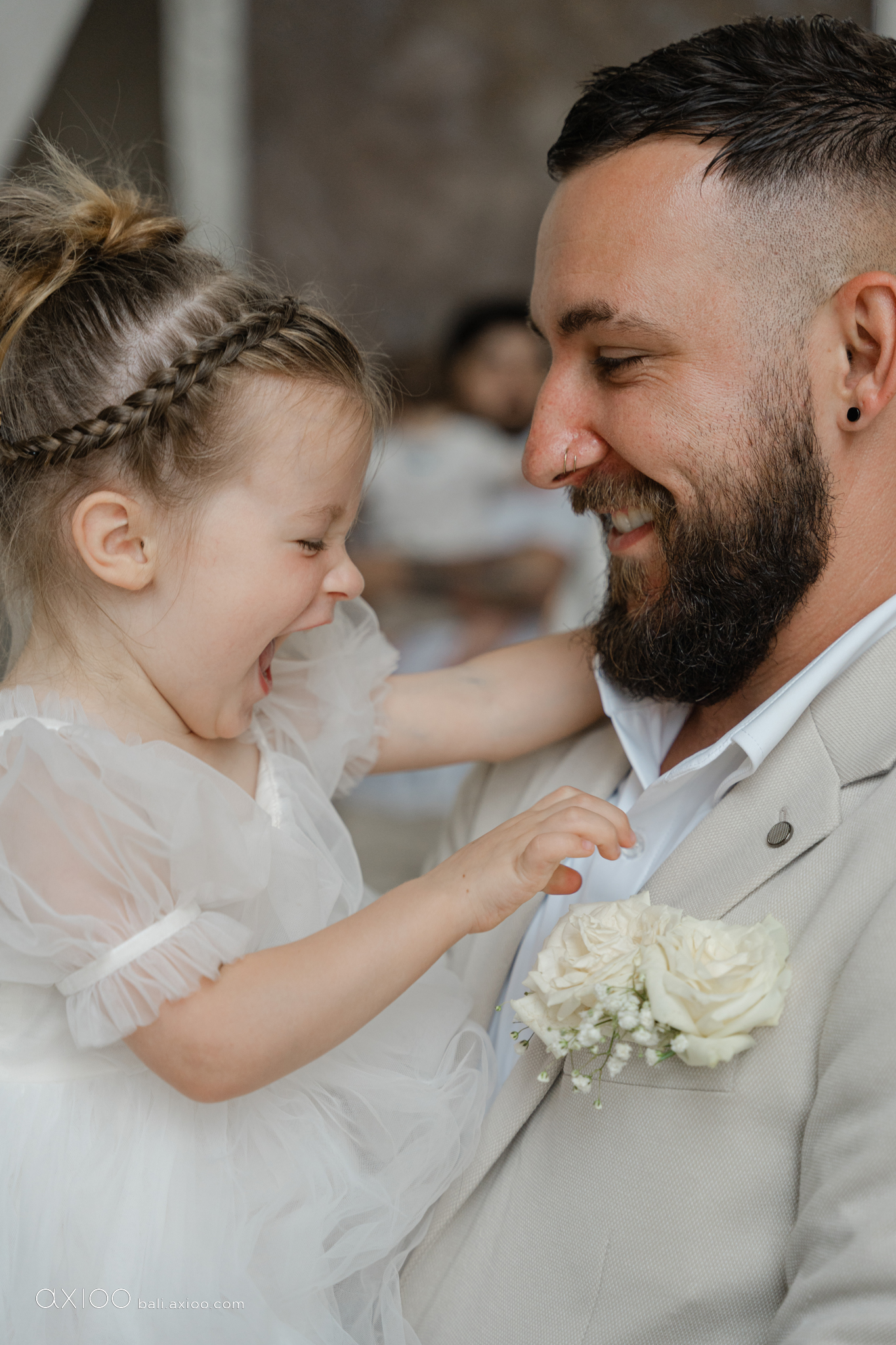 Axioo: Little Scene Stealers